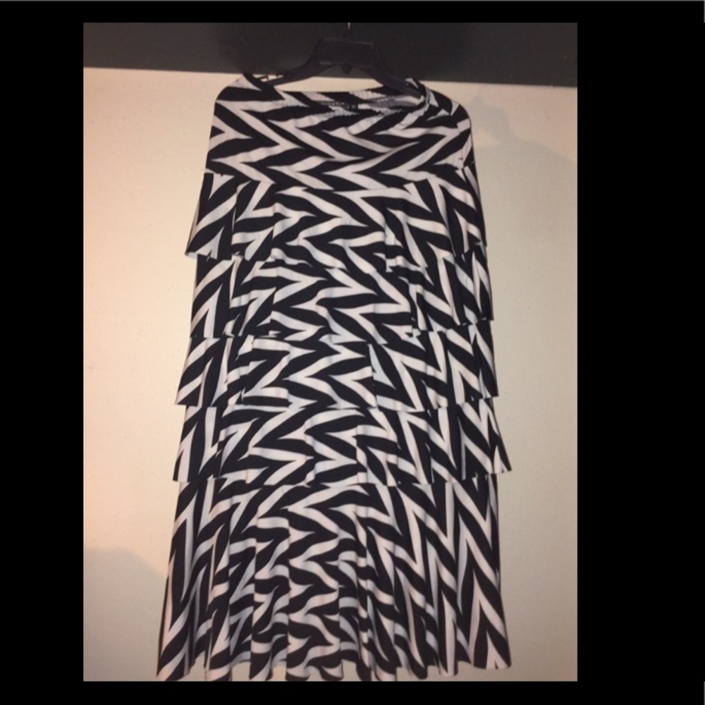 Black and white ruffled skirt(PENDING)